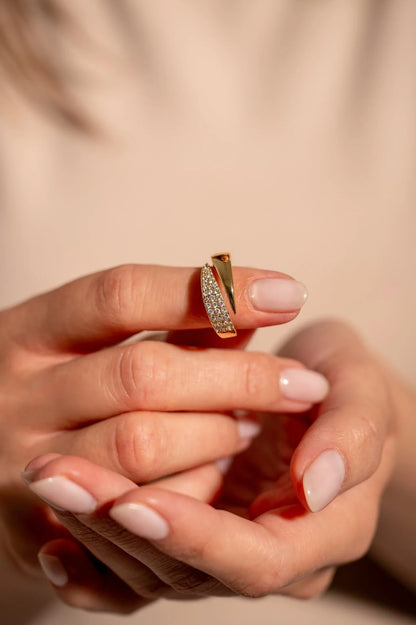 Elegant Golden Ring with Sparkling Stones